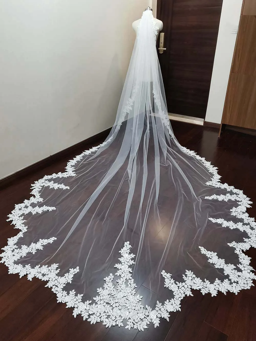 Customized Royal Scalloped Edge 3m/3.5m/4m Long Wedding Veil Lace 1 Layer High End Bridal Veil with Comb Wedding Accessories
