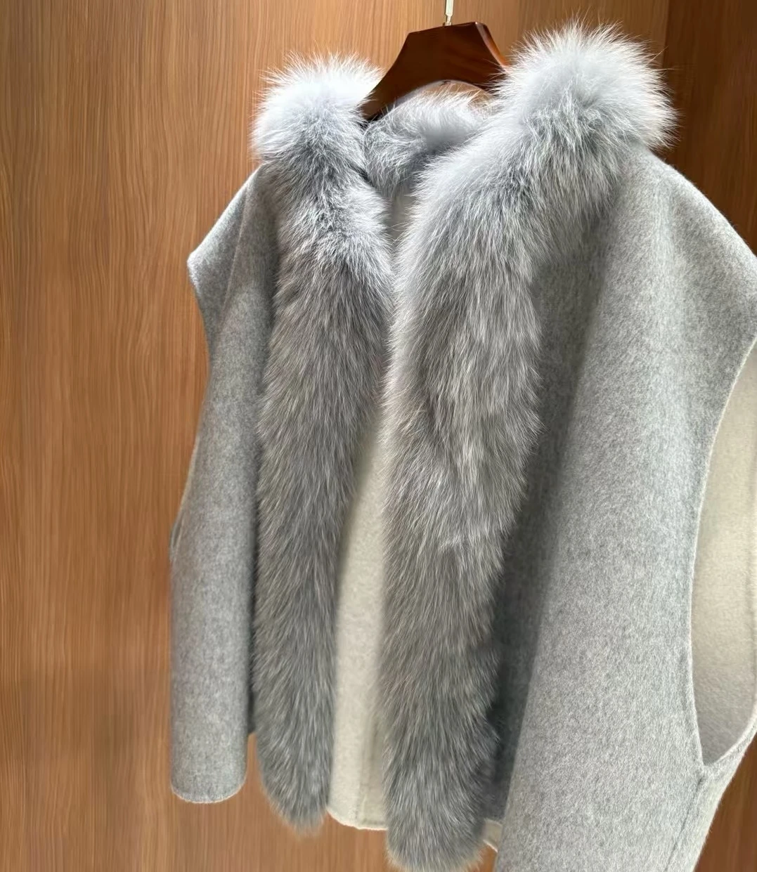 سترة كشمير قصيرة جديدة لخريف وشتاء 2025 للسيدات بتصميم فراء الثعلب ومزاج عصري