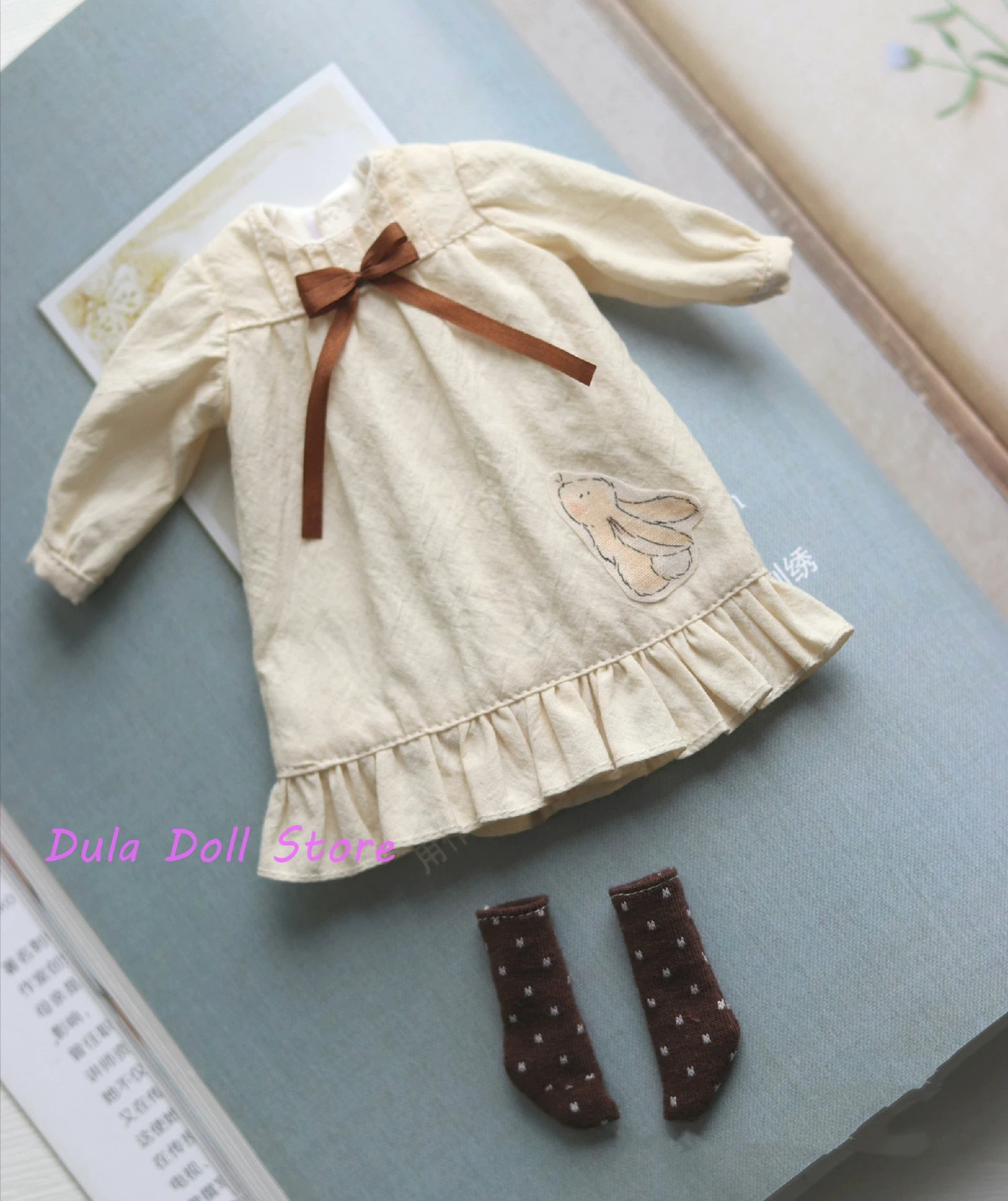 

Одежда для кукол 2026 Dula: простое бежевое платье-юбка с кроликом для Blythe, Qbaby, ob24, ob22, ob11, Azone, Licca, ICY, JerryB, 1/6. Аксессуары для кукол.