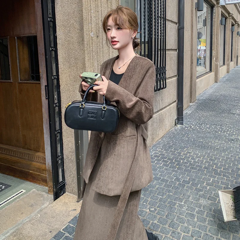 

Retro loose v-neck design sense suit jacket+casual half skirt women's autumn 2025 new solid color commute two-piece set