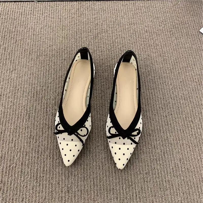 Zapatos Planos de Mujer con Punta en Pico, Malla Blanca con Puntos Negros, Lazo de Terciopelo Negro, Corte en V, Estilo Bailarina