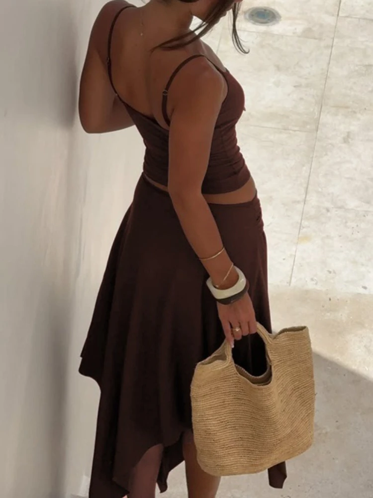 ชุดเซ็ต 2 ชิ้นสำหรับผู้หญิง สไตล์ชิคสำหรับฤดูร้อน เสื้อครอปแขนกุดแบบเรียบง่ายและกระโปรงทรงเอแบบไม่สมมาตรเข้าชุดกัน