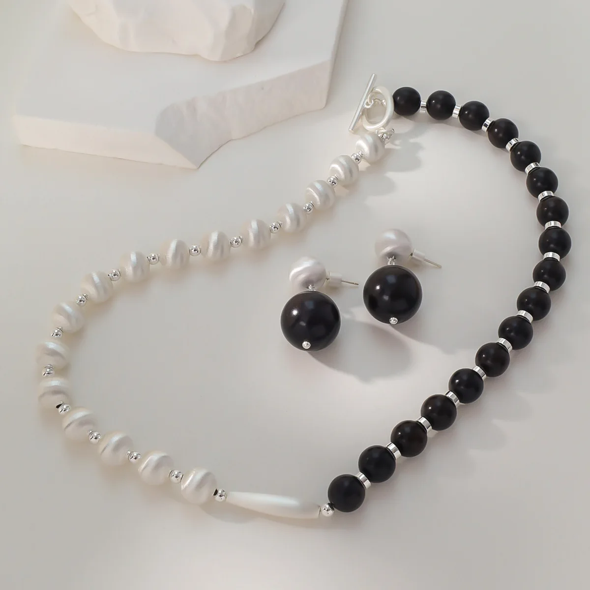 New Italian brushed ebony beaded senior necklace Luxury fashion niche design simple earrings for women