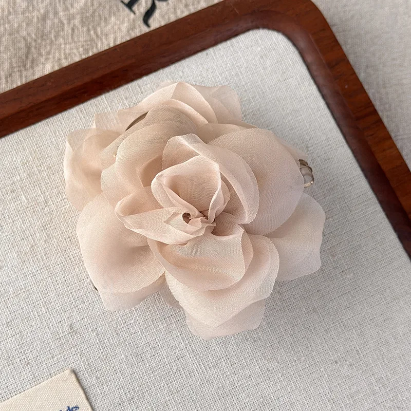 Ätherische Tüll-Kamelienblüten-Haarspange mit Haifischzahn-Verschluss: Strandhaarschmuck im Urlaubsstil für halb hochgesteckte Frisuren – Detail 11