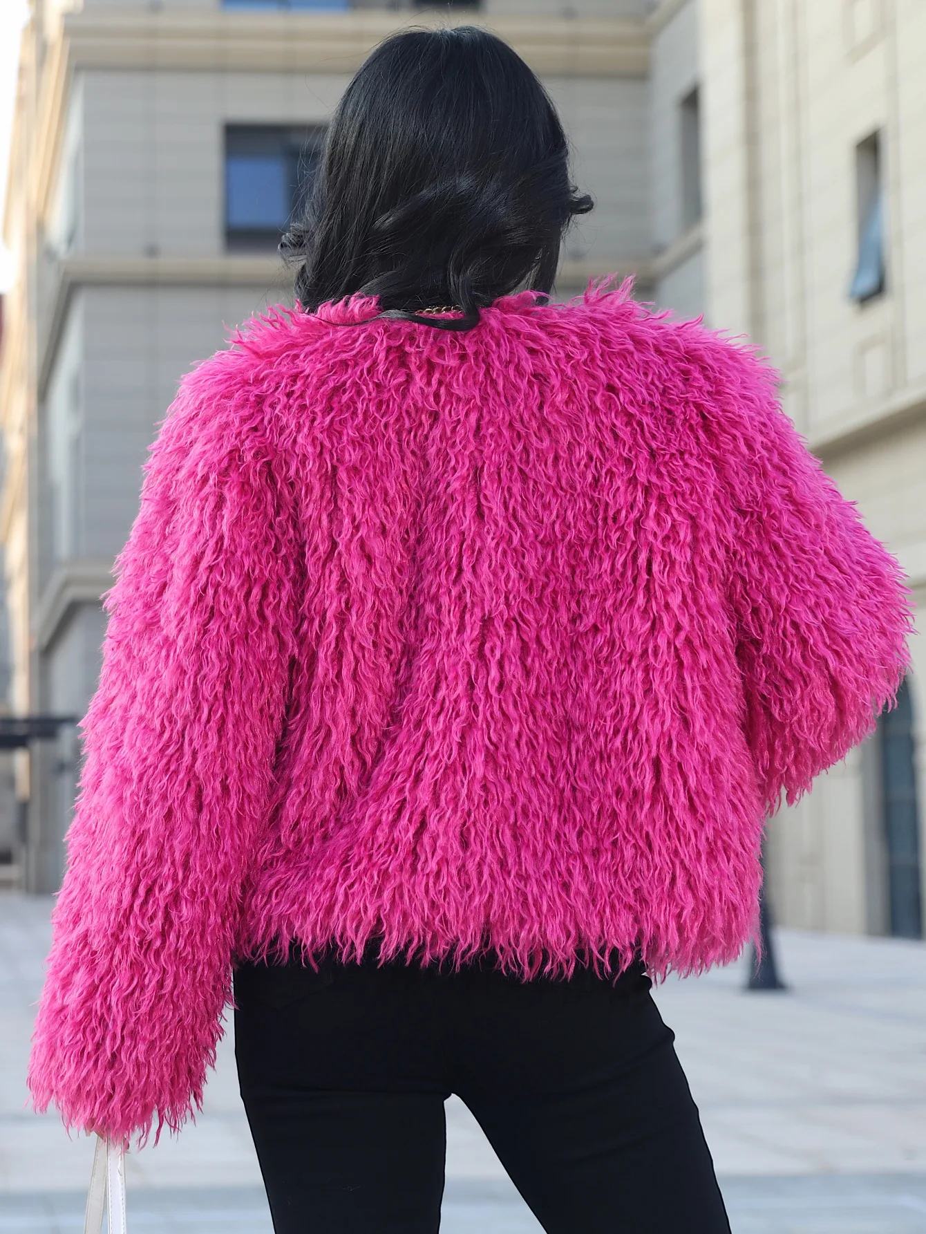 فوشيا فو الفراء معطف قصير المرأة رقيق التلبيب كم طويل دافئ سميكة فضفاضة سترة 2025 موضة الشتاء سيدة عالية الشارع أبلى