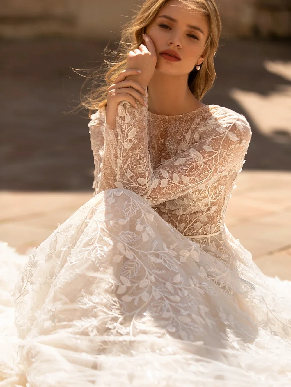 럭셔리 A 라인 웨딩 드레스 긴 소매 아플리케 레이스 신부 가운 버튼 맞춤형 Vestidos Sweep Train Boho 여성 가운