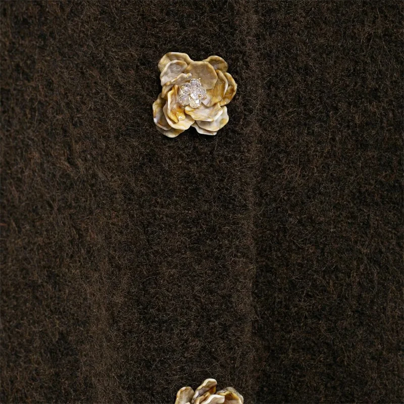 2025 autumn new women's casual fashion simple temperament versatile flower-shaped button-decorated knitted jacket