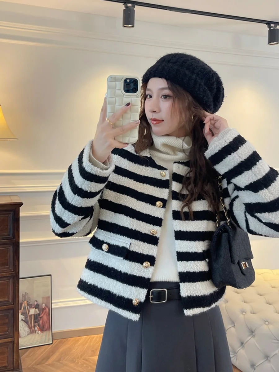 

Пальто Zhang ei Winter 2025: утепленное, ветрозащитное, из шерсти и меха ягненка, в полоску, цветное, с небольшим ароматом одеколона