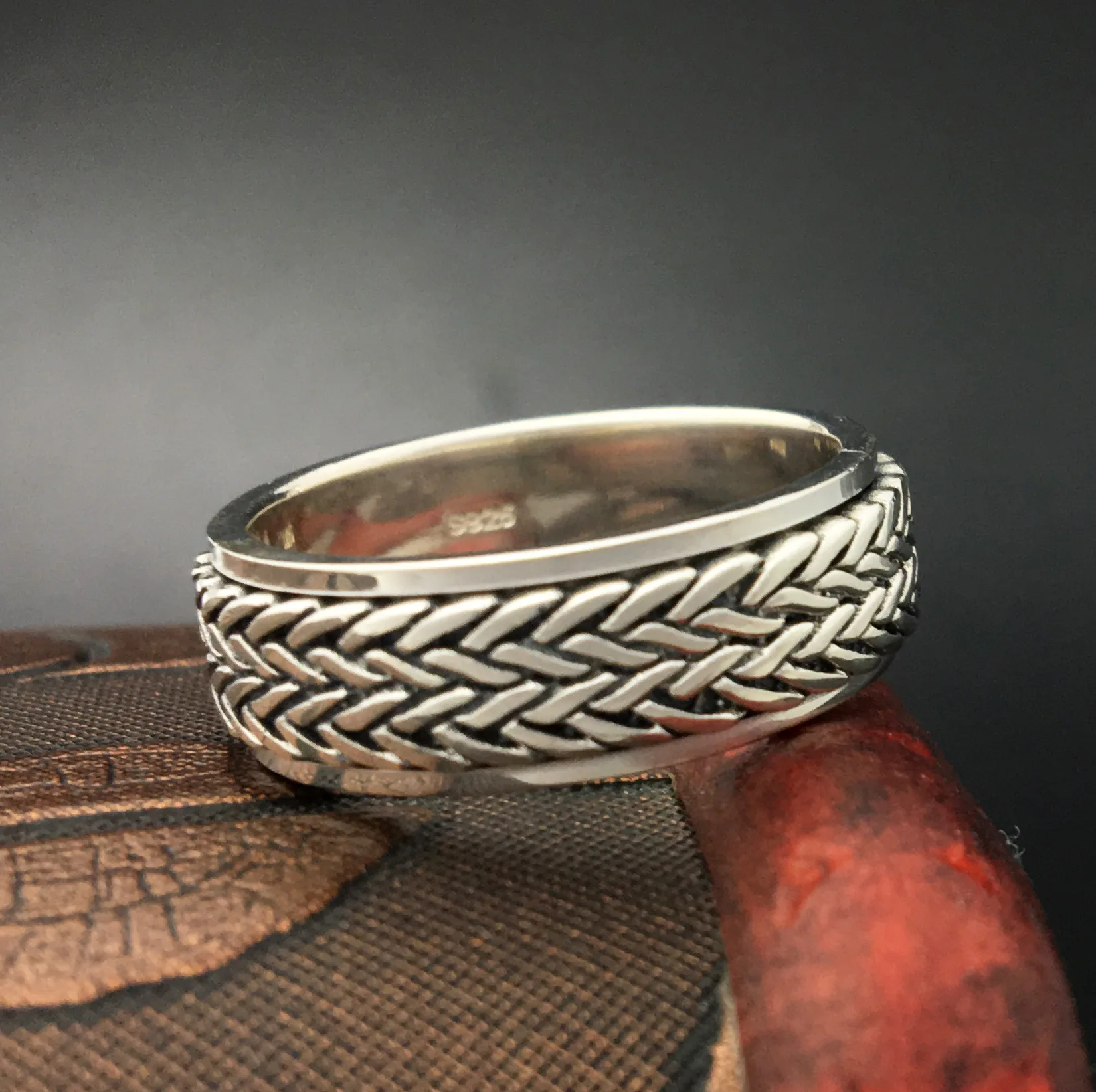 Fashion Retro S925 Sterling Silver Ring Elegant Rotating Rings for Stress Management and Fashion Enthusiasts Jewelry Gift