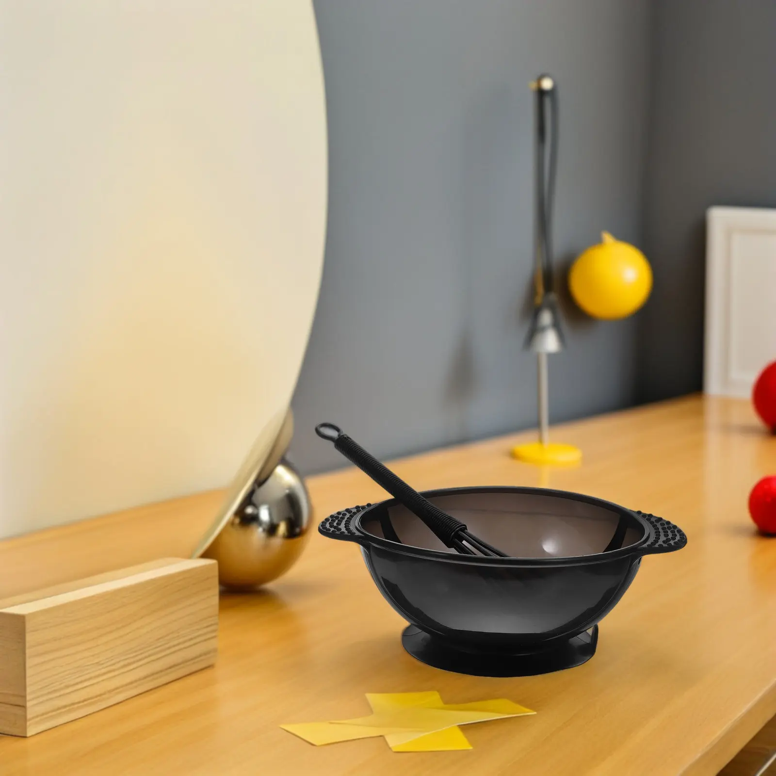 

Набор для окрашивания волос из 2 предметов: черная чаша на присоске и черный шейкер, парикмахерские принадлежности, инструменты для самостоятельного окрашивания волос