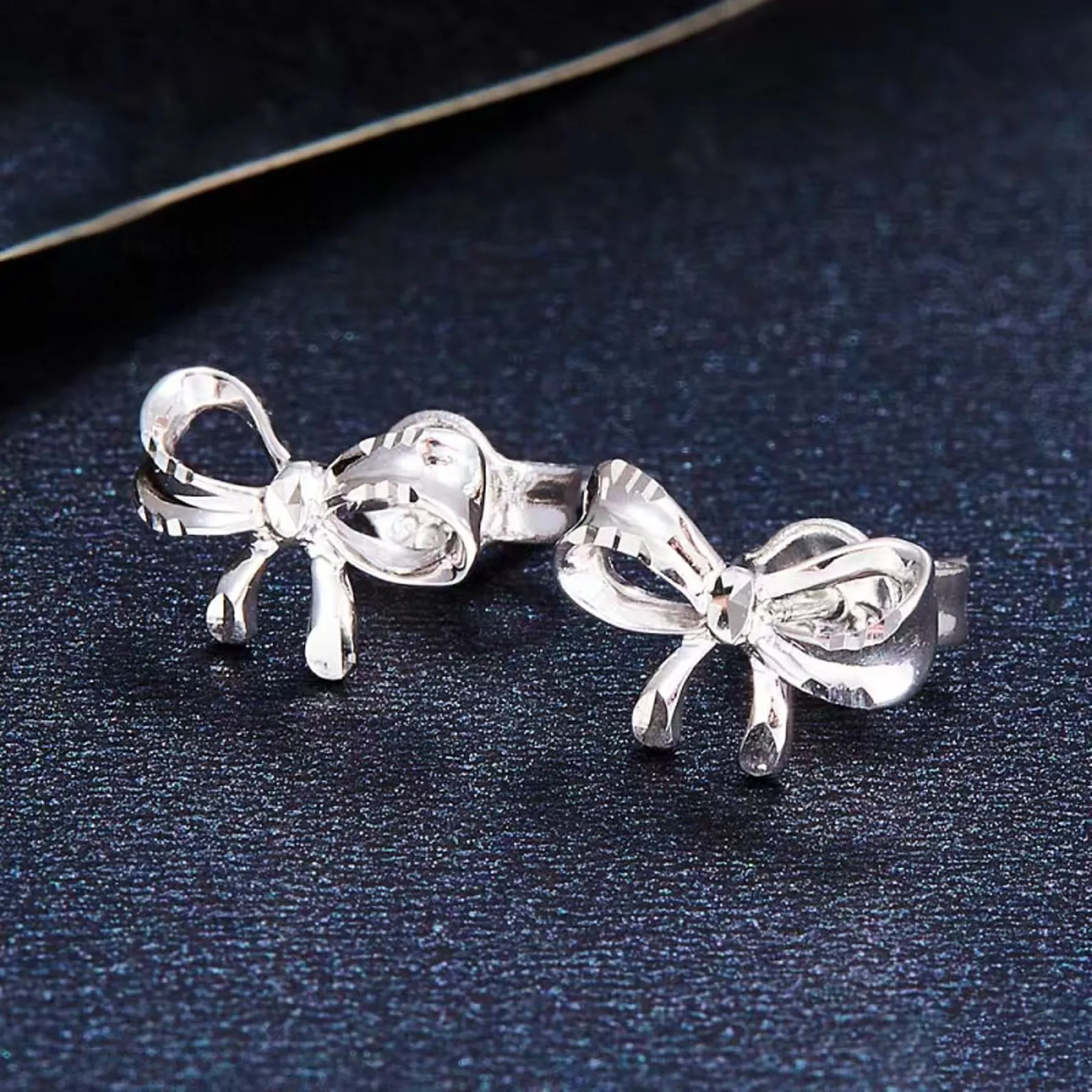 

Real Pure Platinum 950 Stud Women Lucky Craved Elegant Bowknot Earrings 1.55g