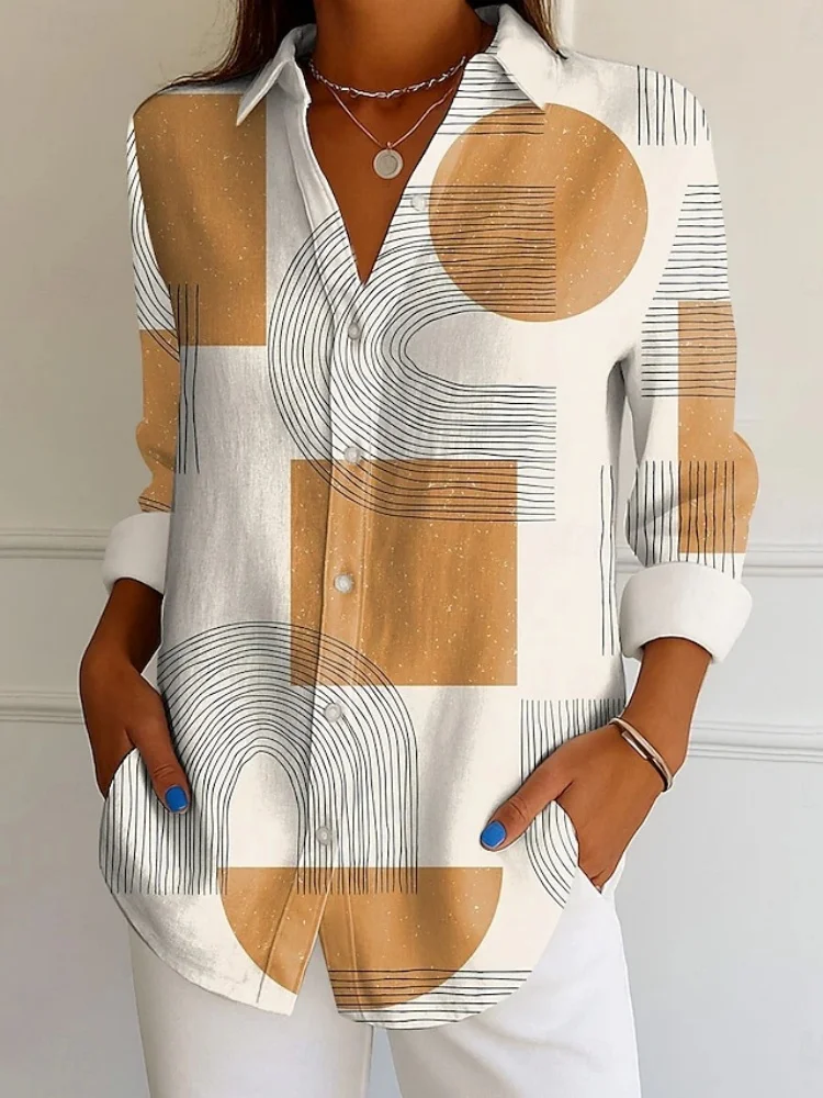 ミニマリストでカジュアルなスタイルの女性用シャツ。襟はラペルで、ゆったりとしたデザインで通気性があります。ファッショナブルなストリートウェアのトップスです。