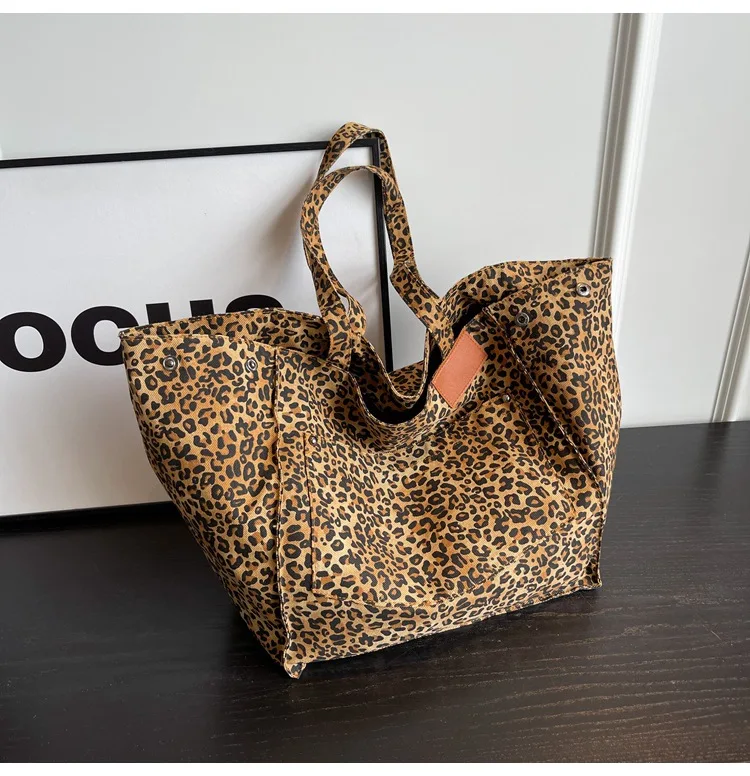 2024 new women\'s portable commuter bag, versatile shoulder bag, mommy bag, leopard print canvas tote bag, large capacity bag