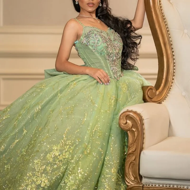 Aangepaste glanzende mintgroene quinceanera-jurken uit de schouder kristal applique lange staart tule strik vestido 15-quinceanera