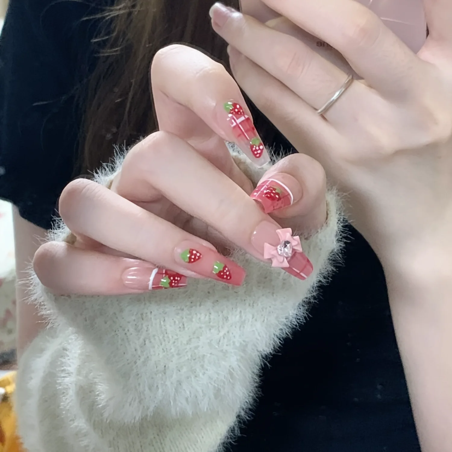 Conjunto de unhas prensadas artesanais de 10 peças com design de morango 3D e detalhes em arco, formato quadrado, comprimento médio, pat de frutas vermelhas brilhantes