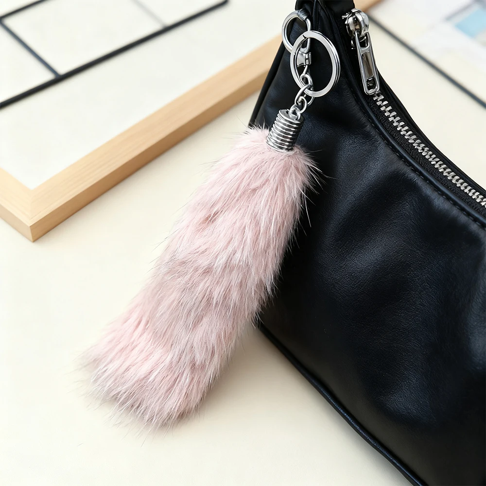 سلاسل مفاتيح من الفرو الصناعي المنفوش: سحر أنيق وناعم الملمس للمفاتيح والحقائب، مع تصميمات لافتة للنظر للإكسسوارات العصرية