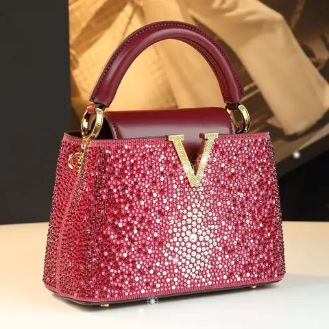 Borse da donna con diamanti alla moda di lusso 2025 Nuova borsa a tracolla piccola con lettera a V Borse a conchiglia in vera pelle
