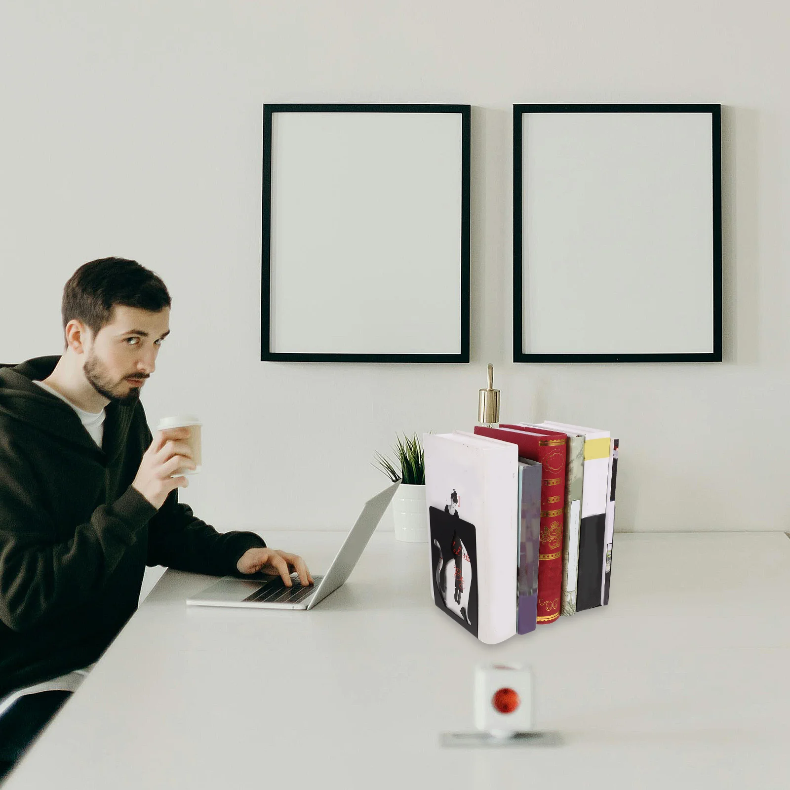 

2Pcs Metal Cat Bookends Heavy Duty Unique Hollowed Out Pattern Ventilation for Books Study Desk Animal Bookends