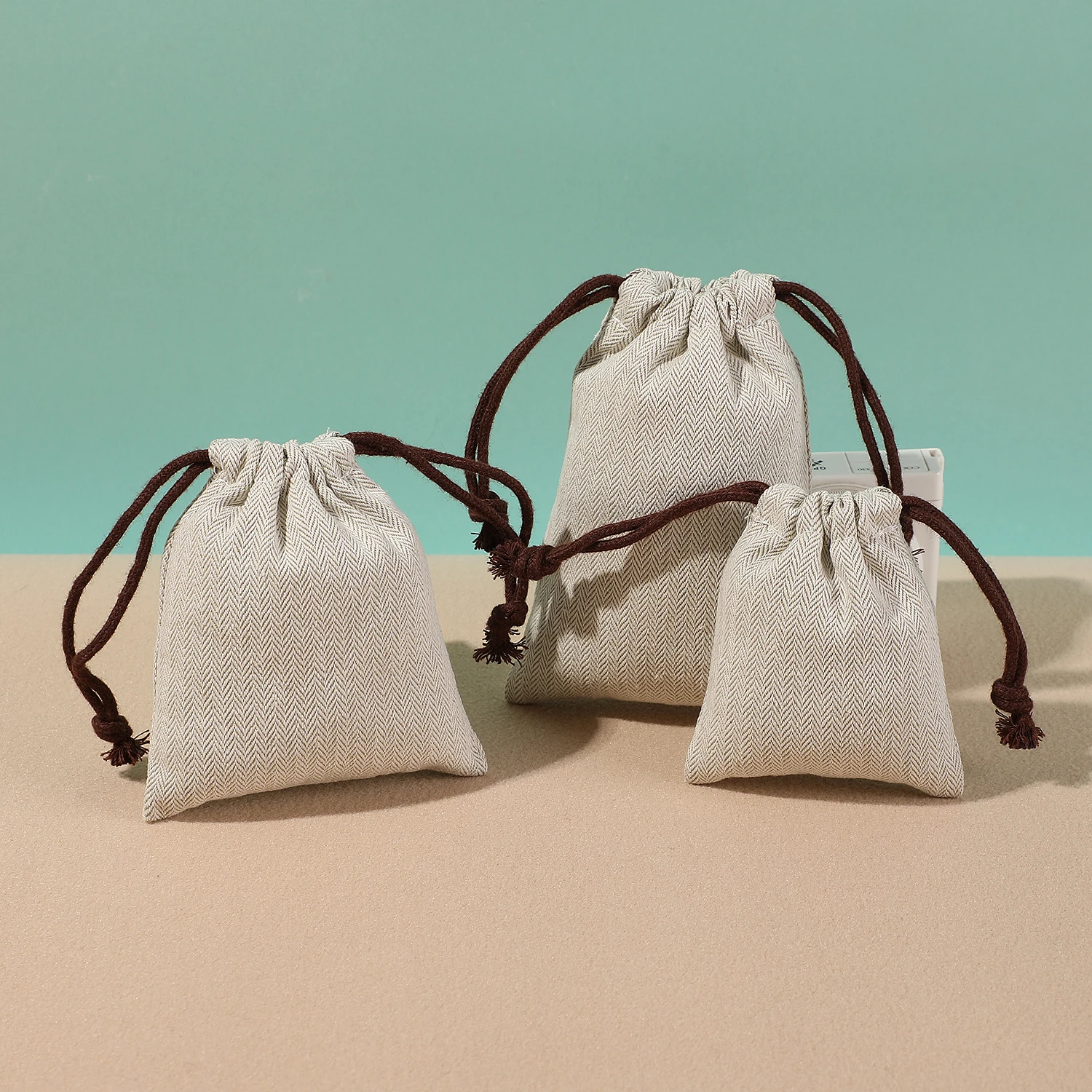 

8X10cm10X12cm10X15cm10Pcs/Lot Великолепные хлопковые сумки с узором «елочка» на шнурке Свадебная вечеринка Подарочная упаковка Мешочки с персонализированным логотипом