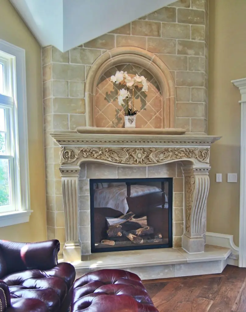 Bequemer Wohnraum mit einem gemütlichen Kamin