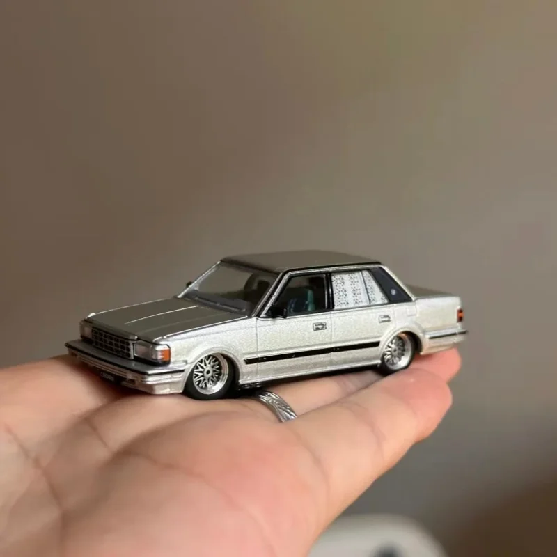 In Stock Xcartoys Poprace 1:64 Custom Crown Gen.7 Stanced Low Ver. Y51‑09 Diecast Alloy Car Model Classic Business Sedan Gift view 5