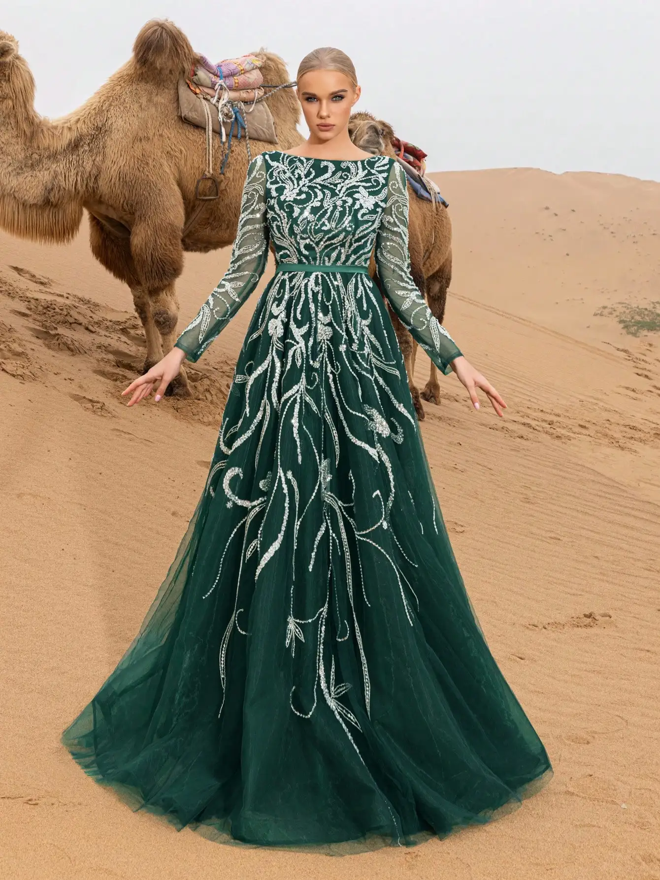 Prachtige formele galajurken en avondjurken met boothals en bloemenpailletten en kralen