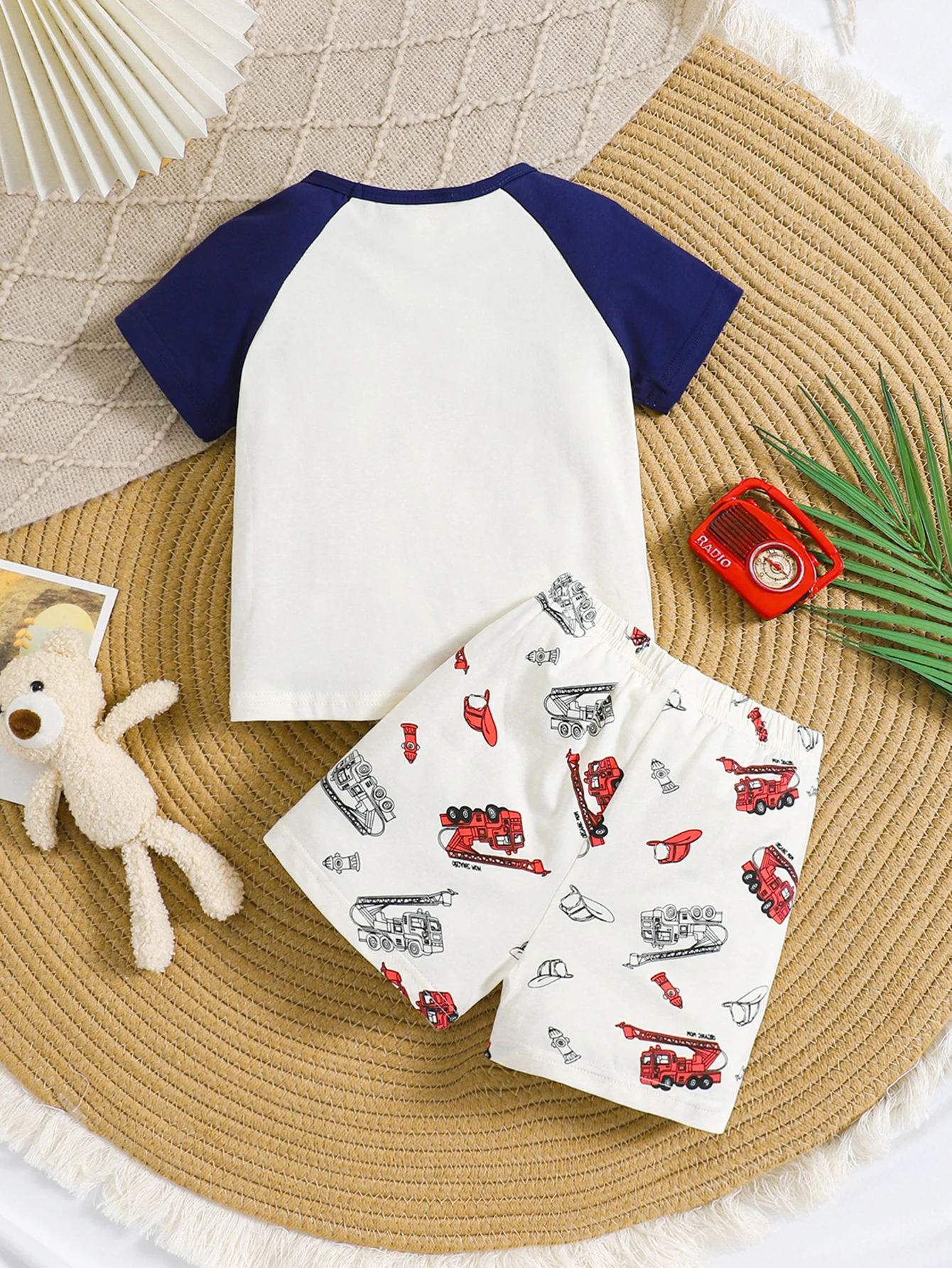 Conjunto de pijamas estampados para meninos letras e bombeiros, tops e calças de manga curta, confortável, aconchegante e casual