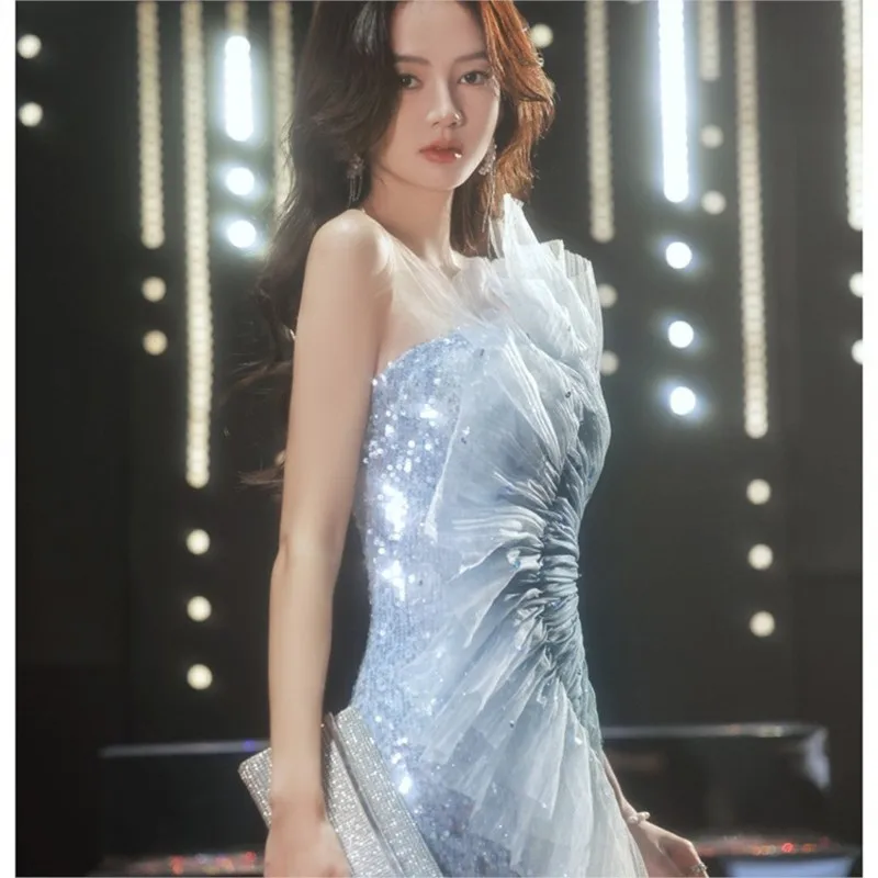 O novo senso de design hospedará um vestido de performance de passarela de rabo de peixe sem alças azul gradiente