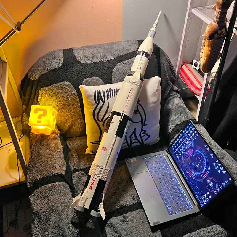 Modelo Clásico del Vehículo de Lanzamiento Apollo Saturn V, Cohete y Plataforma de Lanzamiento, Compatible con 21309 92176, Bloques de Construcción, Juguetes Educativos para Niños, Regalos