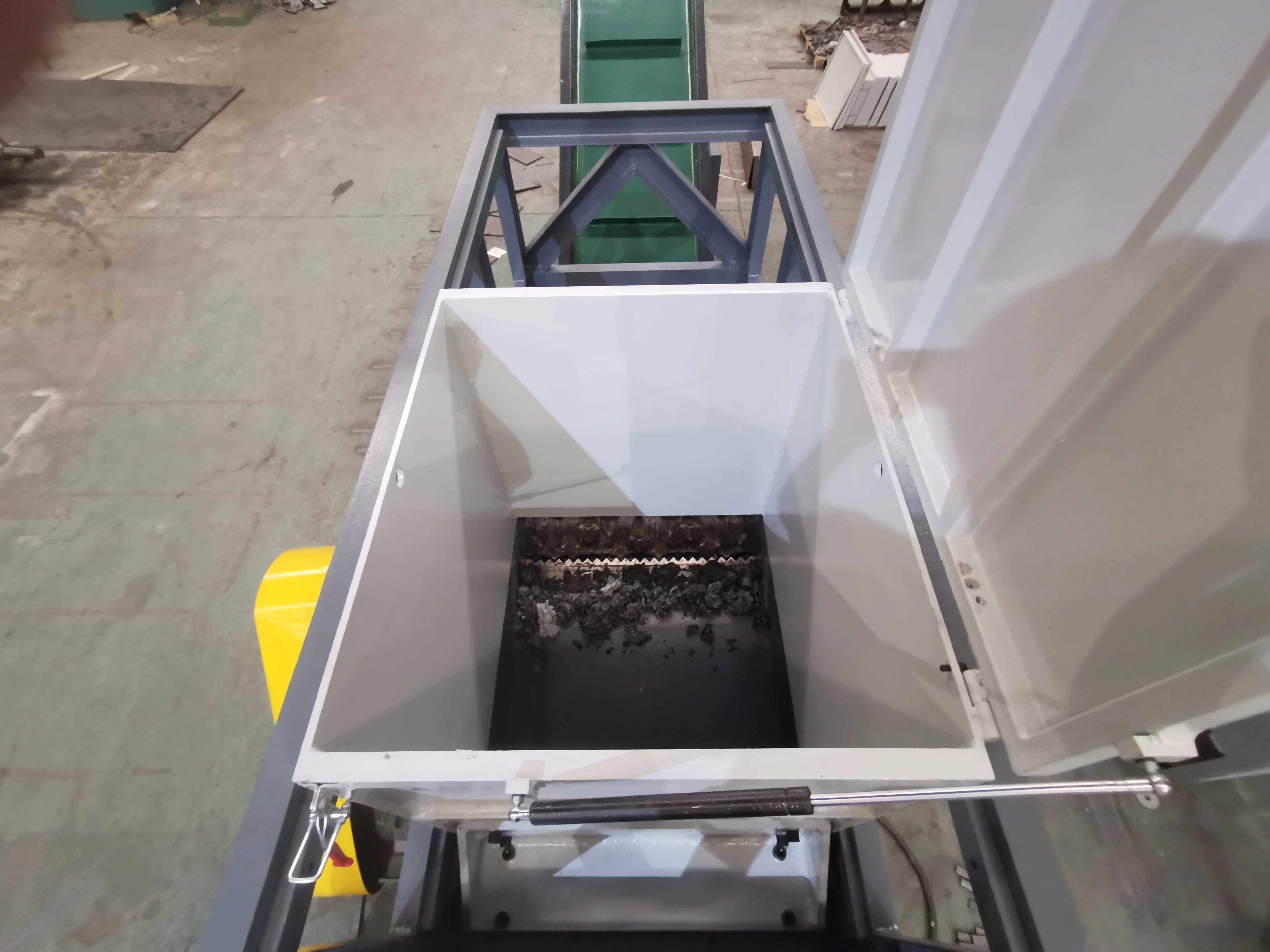 Hard Plastic Shredder Machine / Single Shaft Shredder Recycling Plastic Waste Crushing Machine