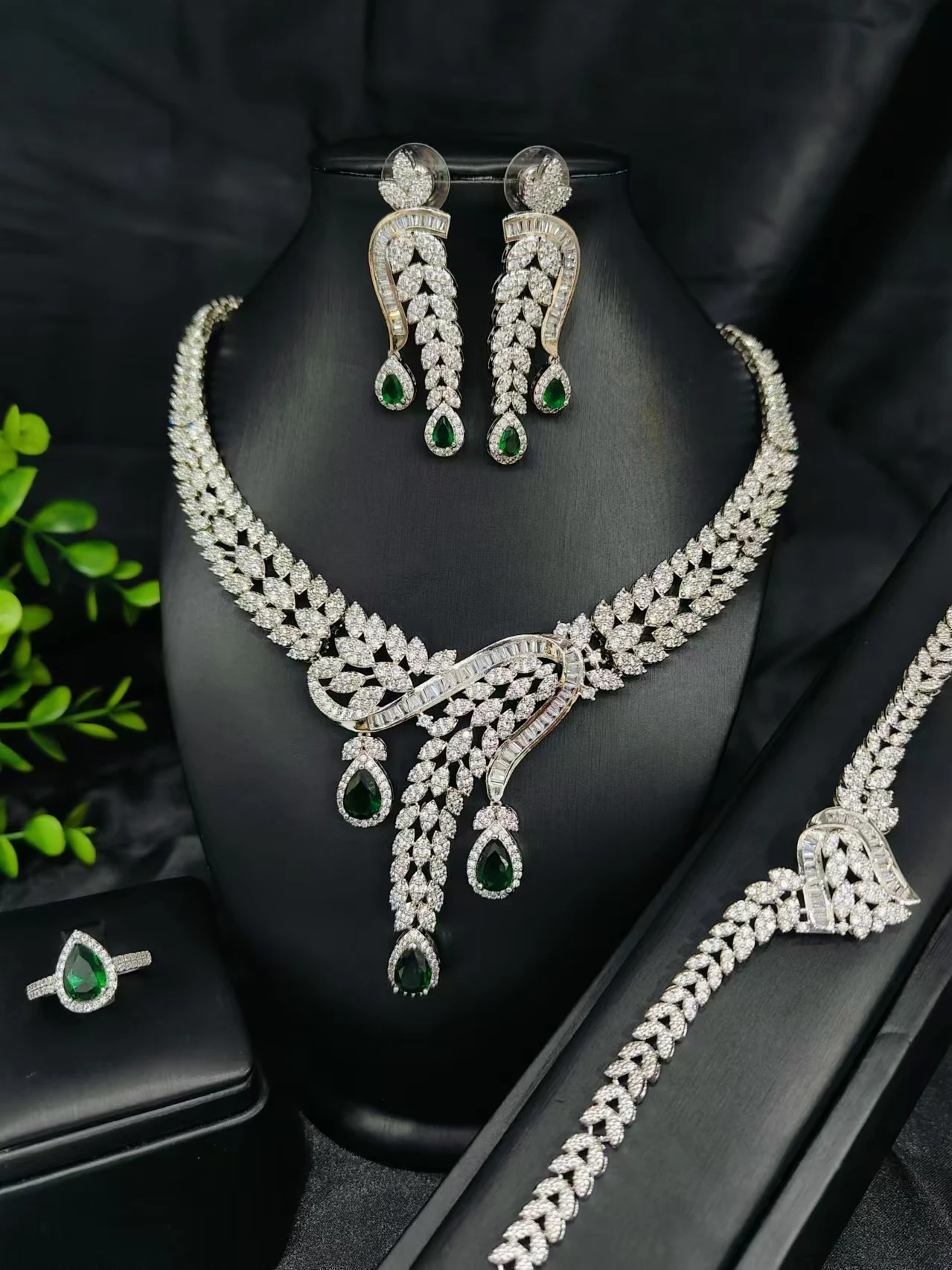 2024 Top 4 Piece Set Dubai Cubic Zirconia Tassel Drop Big Bridal Necklace Bridal Party Luxury Jewelry Set