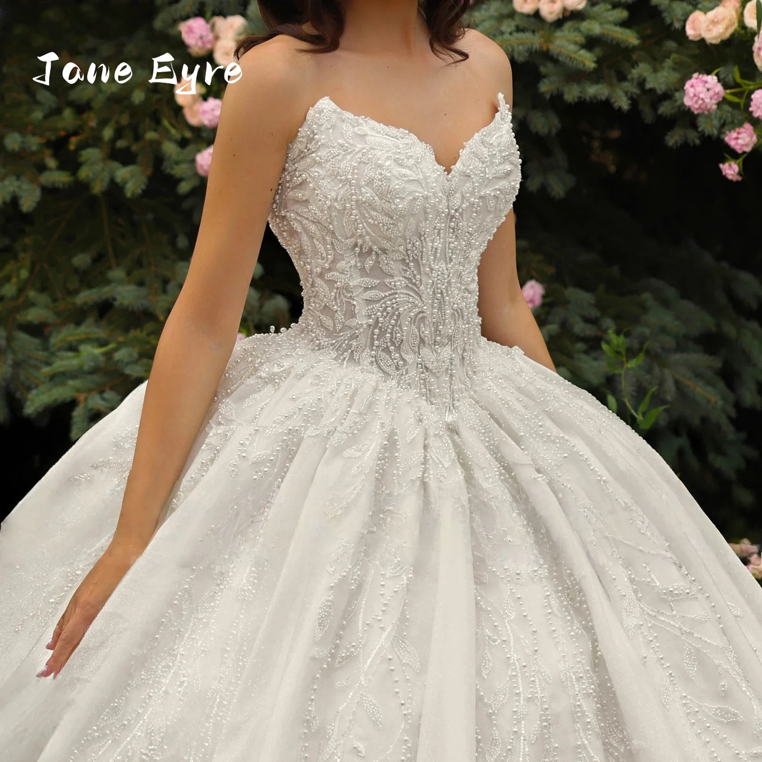 ジェーン・エア 絶妙なビーズ刺繍のボールガウン ウェディングドレス ロマンチックなスイートハート キラキラ輝くプリンセス ブライダルガウン カスタムメイドのウェディングドレス