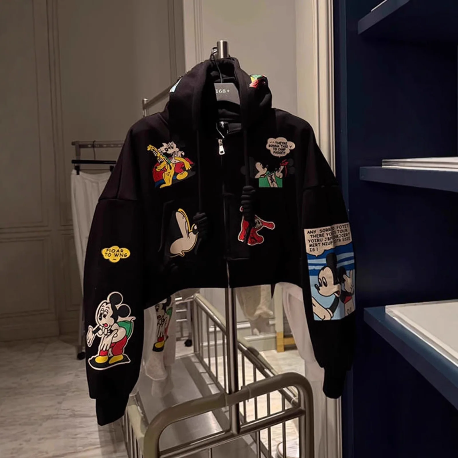 

MINISO Короткая женская куртка с капюшоном и капюшоном, новинка 2025 года, популярный маленький топ с мультяшным принтом Микки