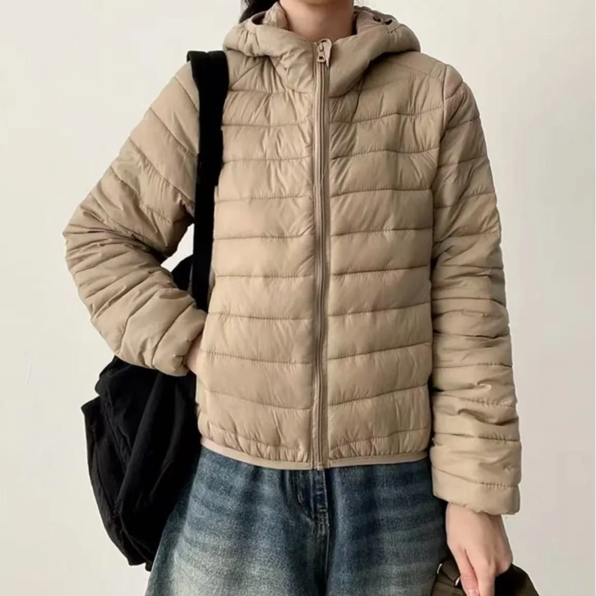 เสื้อแจ็คเก็ตขนเป็ดผู้หญิง สีขาว น้ำหนักเบา บางเบา สไตล์พัฟ ทรงสลิม ใส่เป็นเสื้อคลุมด้านใน มีฮู้ด เหมาะสำหรับใส่เดินทาง ทรงเข้ารูป