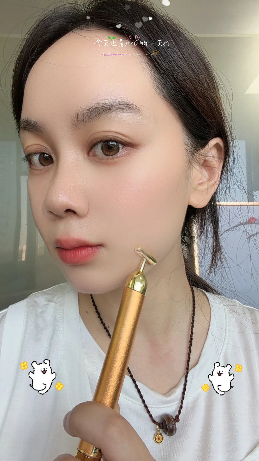 جهاز مكركرنت للوجه 3 في 1 من الذهب عيار 24 قيراط - مدلك على شكل حرف V مع أسطوانة للعين والشفاه لمكافحة الشيخوخة في المنزل.