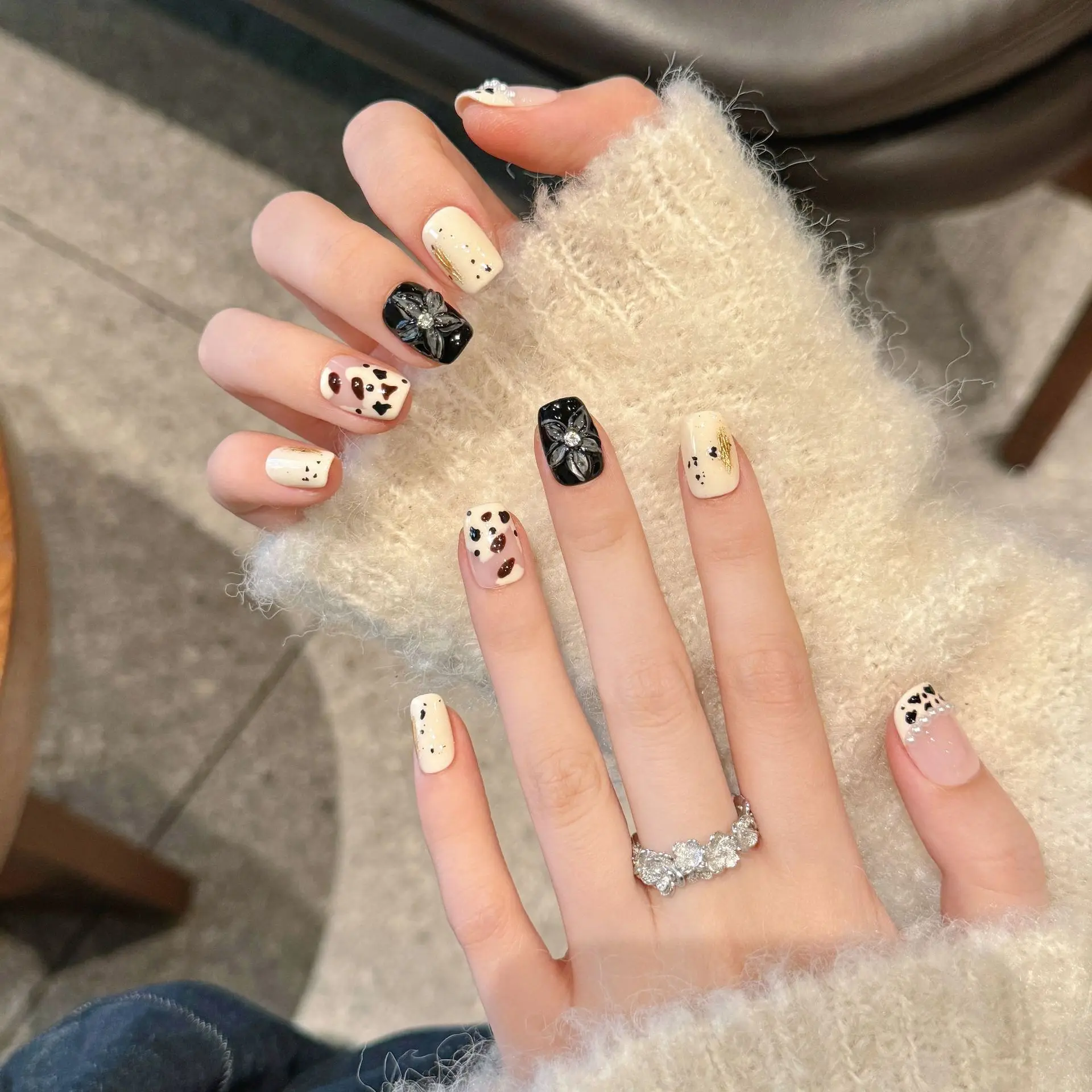 اضغط يدويًا على الأظافر، أظافر صناعية قصيرة مطبوعة بحليب البقر مع زهور مطبوعة للنساء والفتيات، أظافر صناعية فرنسية قصيرة يمكن ارتداؤها