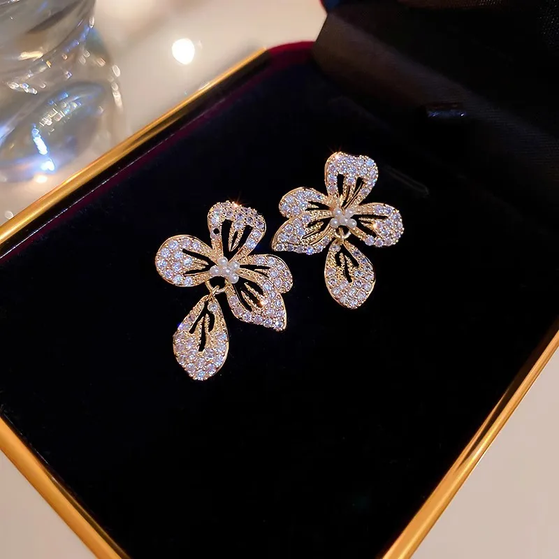 Korean Fashion Crystal Flower Earrings For Women Jewelry 2024 Trending New Luxury Women's Zircon Petal Earrings Accessories Gift