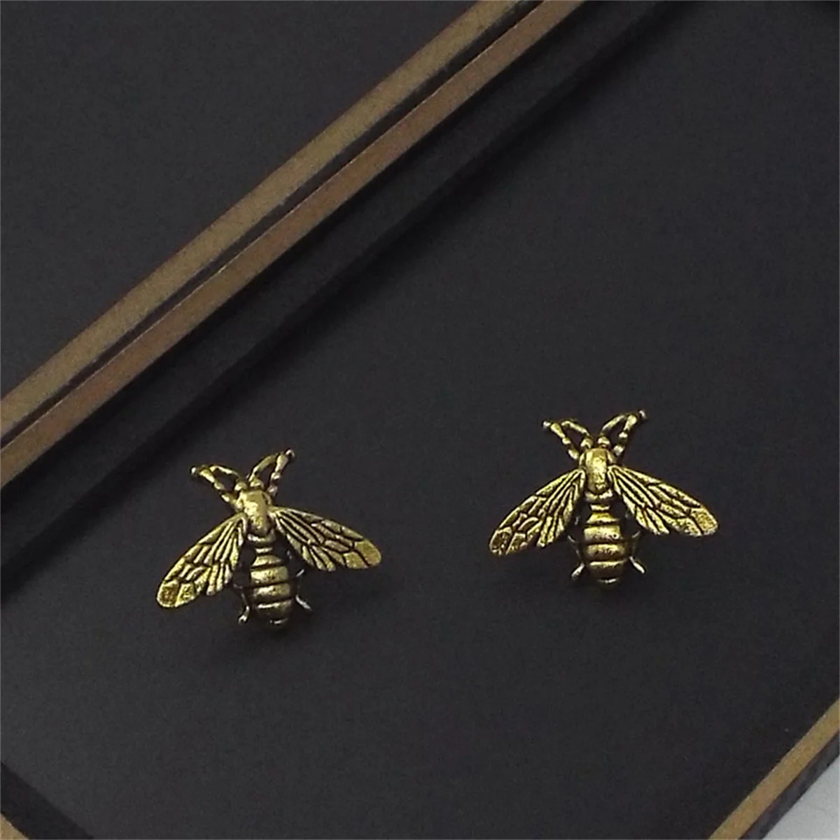 Retro Style Triangular Bee Brooch 1/2pcs Crown Hollow Out Men\'s And Women\'s Jewelry Gift Pins Badges Party Clothing Accessories