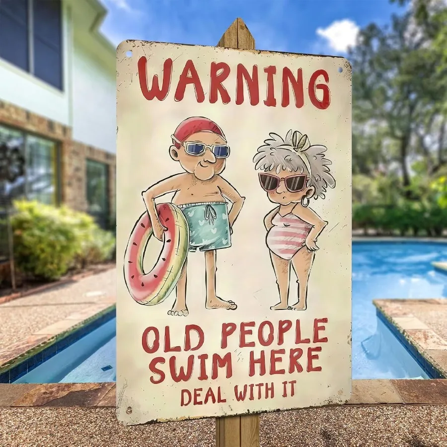 علامة حمام السباحة المعدنية المضحكة لكبار السن السباحة هنا ديكور جدار ريفي عتيق لفناء حمام السباحة علامة خارجية مضحكة مع تصميم قديم و