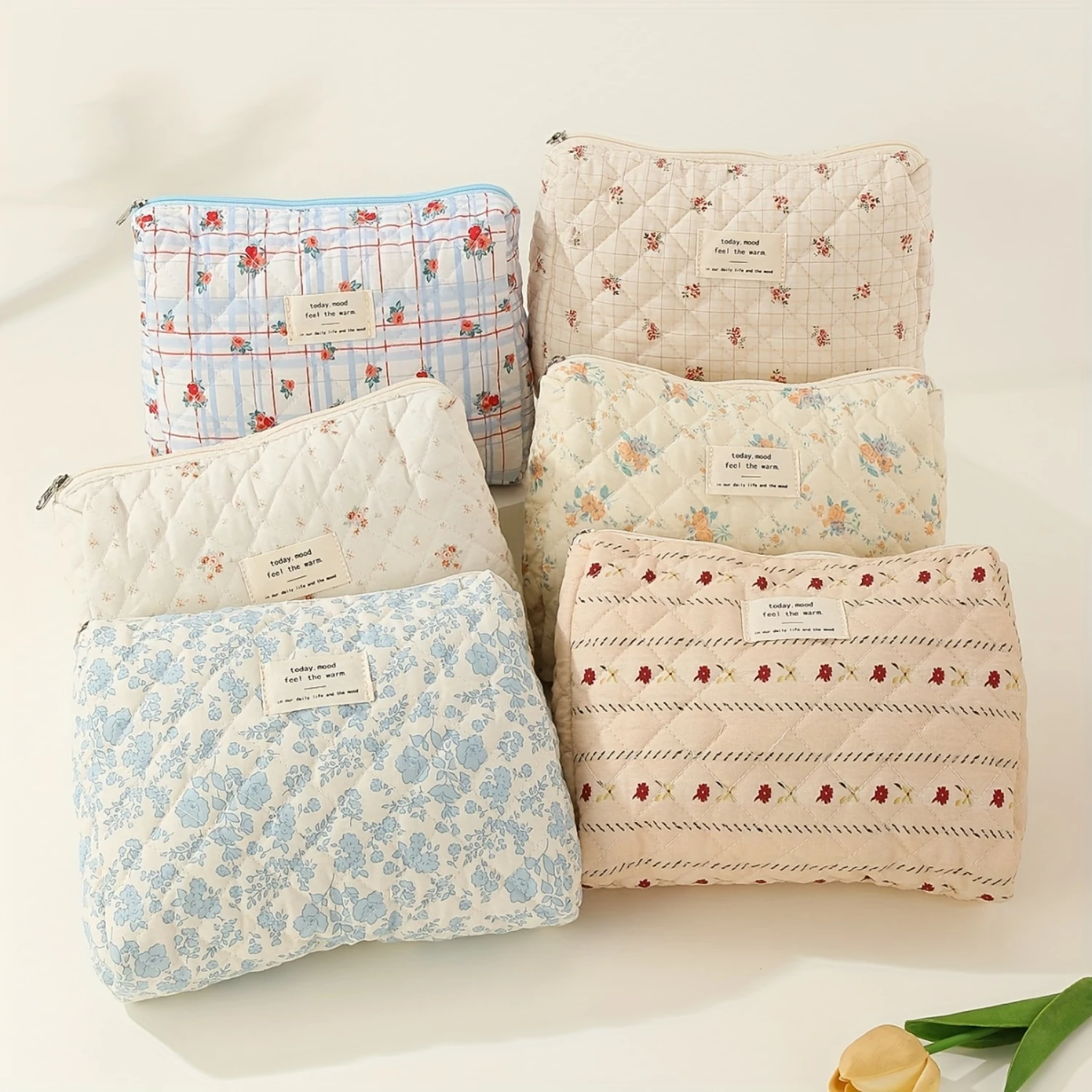 

Floral Charm Cotton Makeup Bag – Secure Zipper, Unique Travel Pouch for Versatile Use