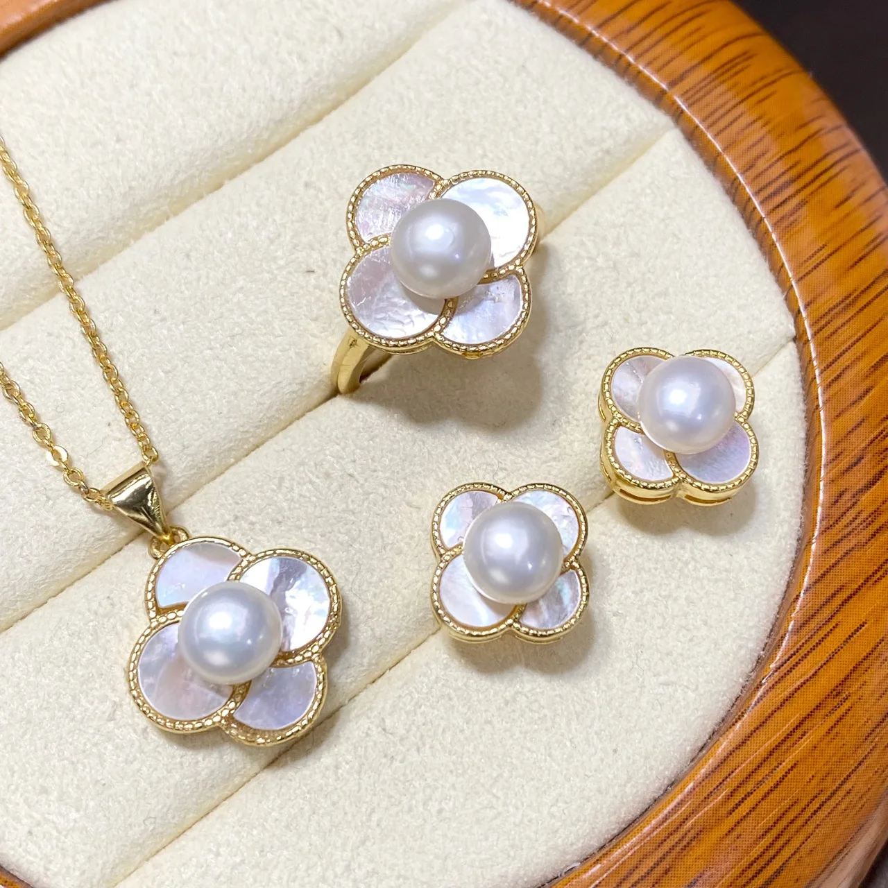 Elegant Women's Wedding Pearl Jewelry Set Shell Clover Flower Pendant Freshwater Pearl Ring Necklace Earrings 4PCS Jewelry Set