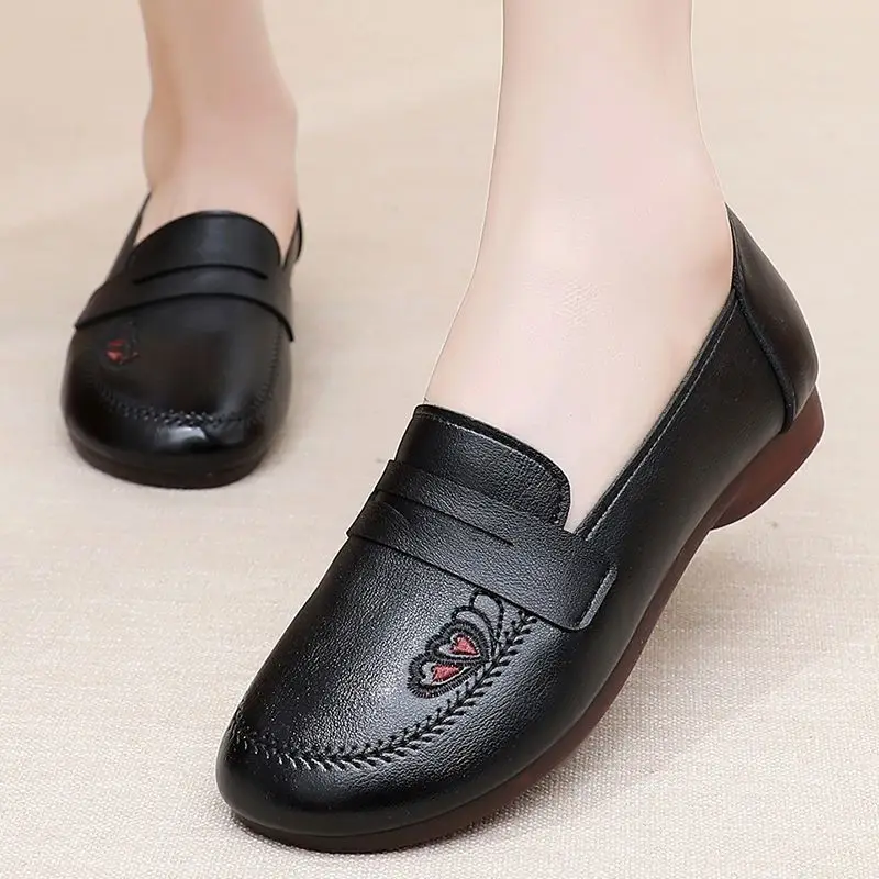 

Fashion Slip-on Shoes for women 2024 Autumn Heart Emboridery Moccasins Comfort Mother's Footwear Round Wide Leg Loafer Sneakers