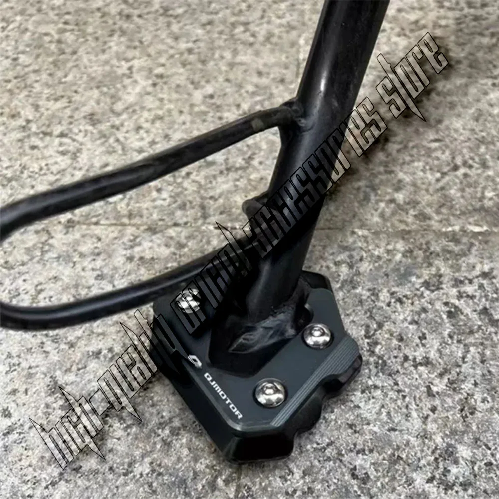 Nuovo Fit QJMOTO QJ SRT900 Staffa Piastra di Supporto Piede Staffa Laterale Pad di Estensione Per QJMOTO QJ SRT900 SRT900X 900SRT SRT 900X 900