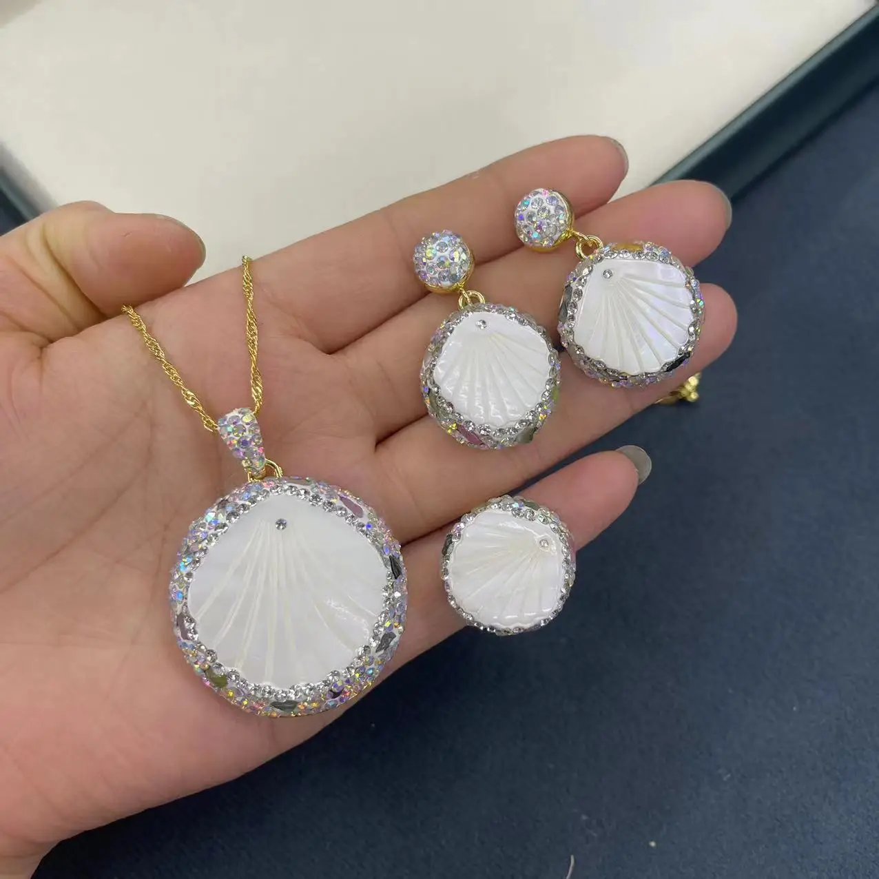 

Ore natural shell set hand-carved fan-shaped design antique three-piece set Internet celebrities pendant necklace earring ring