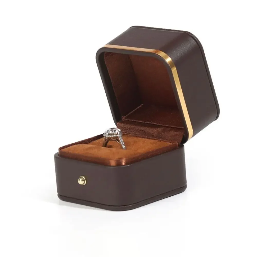 Модная квадратная коробка для колец из искусственной кожи с золотой отделкой, элегантный чехол для хранения колец, бархатная внутренняя упаковка для ювелирных изделий на свадьбу