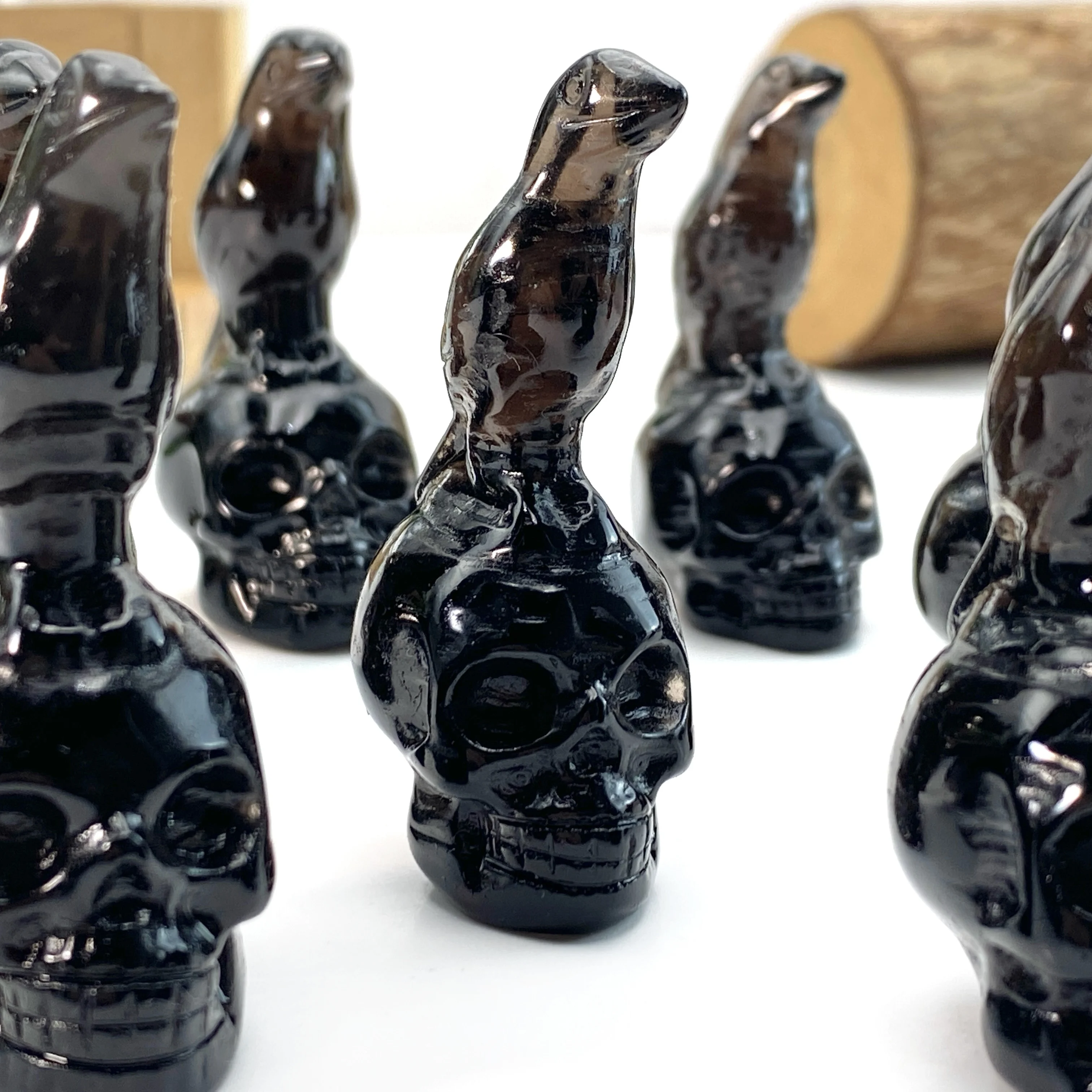 1 x handgefertigte Obsidian-Krähe und Totenkopf-Ornament, ideal für Halloween, Weihnachten, Ostern, Abschlussgeschenk, Heimdekor-Akzent | Okkultes Dekor