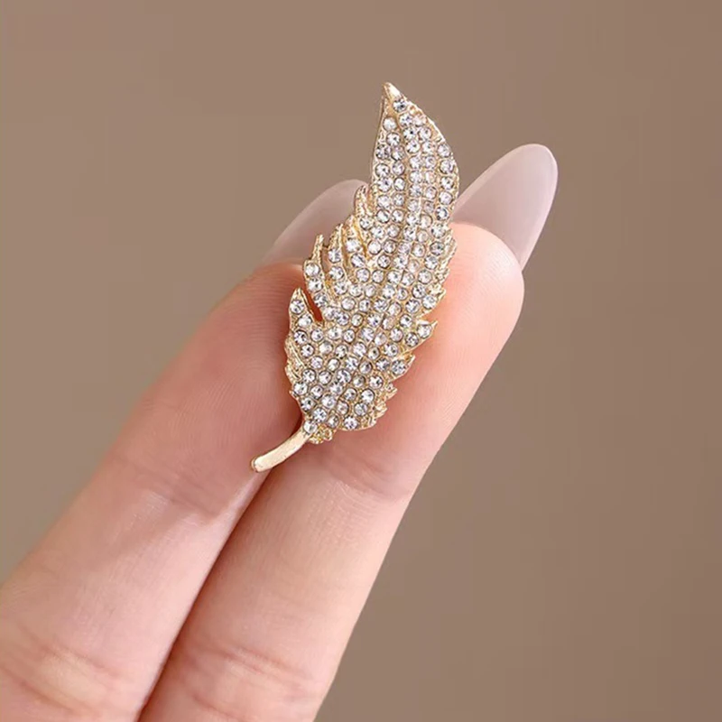 Light Luxury Style Full Diamond Feather Brooch Illuminates Elegant Luxury Dressing  Small Details And Exquisite Accessories
