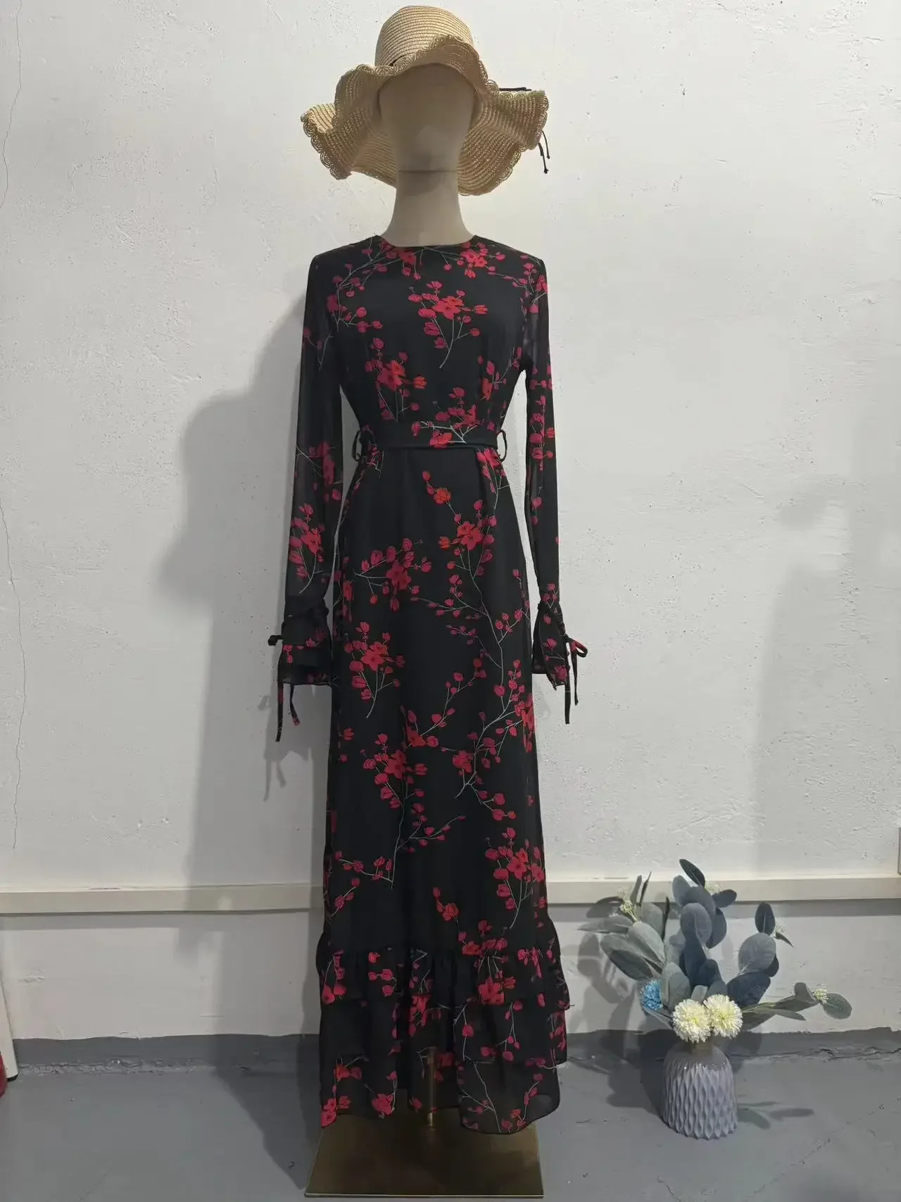 Women's Printed Round - Neck Long Skirt, A French - Style Retro Floral Long Dress That Is Slimming and Shows A Fair Complexion.