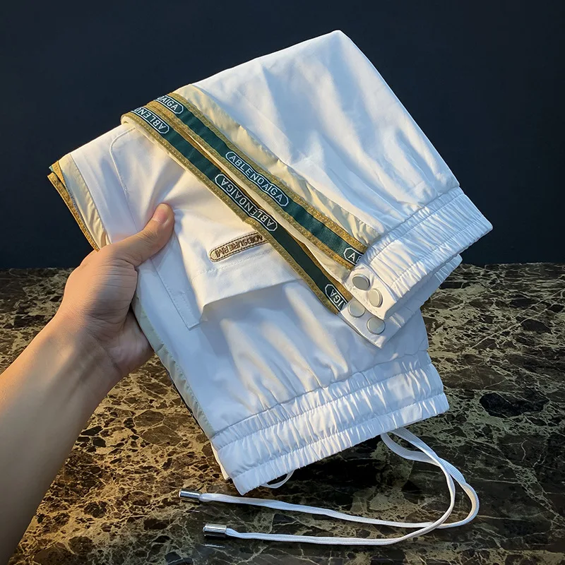 2025 ฤดูร้อนหรูหรากางเกงลําลองผู้ชายขายืดหยุ่นกระชับแบรนด์อินเทรนด์การออกแบบแถบด้านข้างกางเกงกีฬา