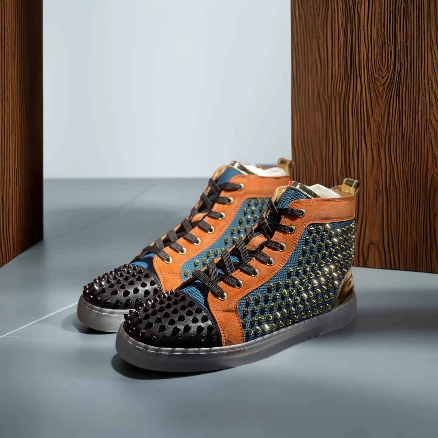 

Мужские повседневные кроссовки-кеды класса люкс с высоким верхом, золотыми заклепками, на шнуровке, из зеленой сетчатой кожи, с красной подошвой